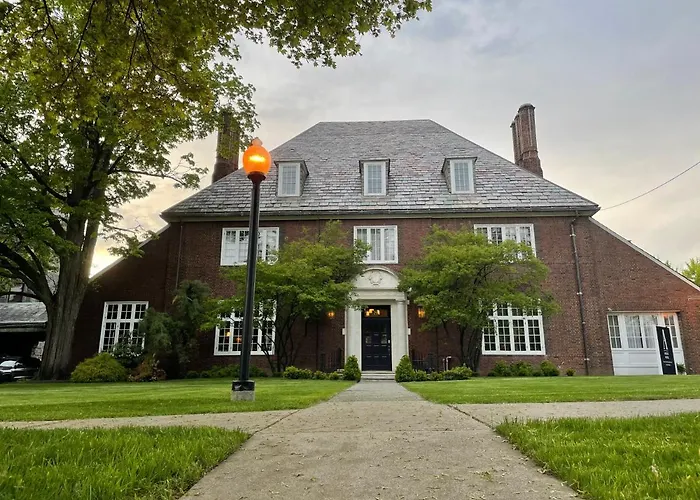 The Argus Hotel & Cocktail Lounge