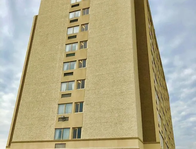 Cheap hotel: E Hotel Banquet & Conference Center