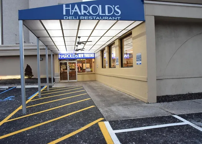 Cheap hotel: E Hotel Banquet & Conference Center