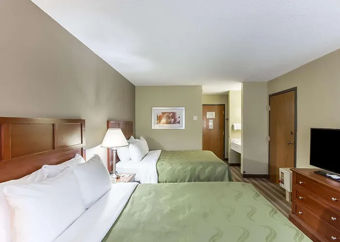 Hotel with pool: Quality Inn Athens