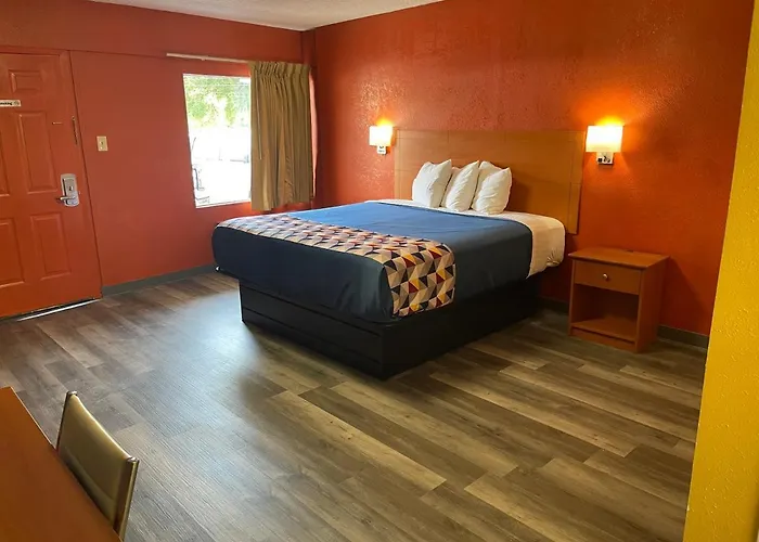 Hotel near College: Economy Inn Hot Springs