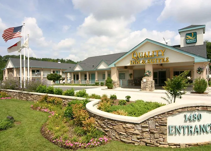 Hotel with Tennis: Quality Inn & Suites Biltmore East