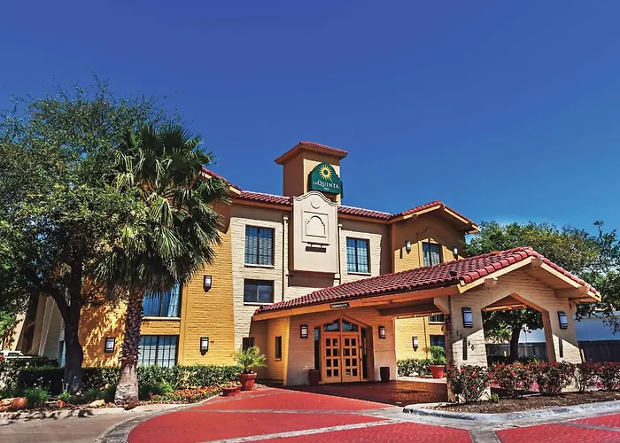 Hotel with pool: Travelodge By Wyndham Houston Cy-Fair
