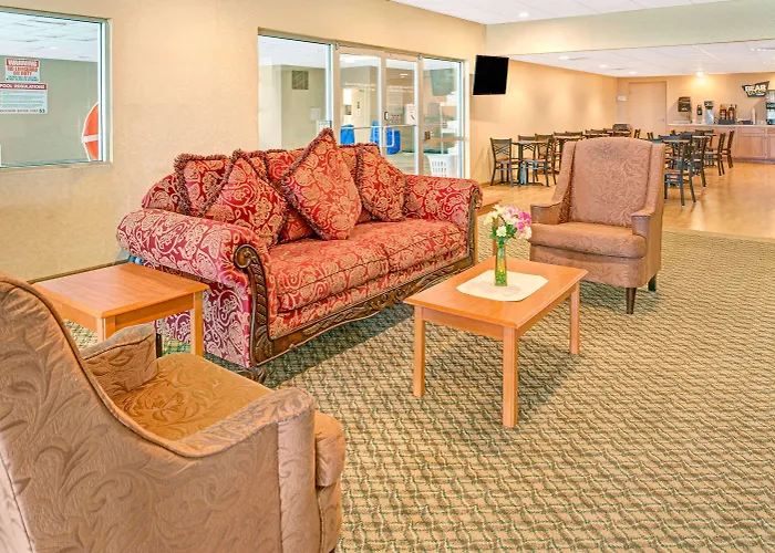 Hotel near College: Travelodge By Wyndham Lincoln Airport I-80