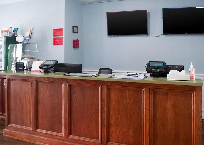 Pet Friendly hotel: Econo Lodge Inn & Suites Sandusky South