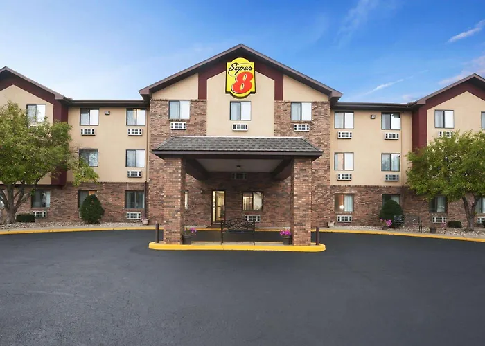 Pet Friendly hotel: Super 8 By Wyndham Peoria