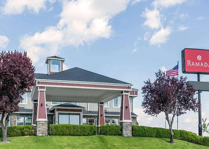 Cheap hotel: Ramada By Wyndham Moses Lake