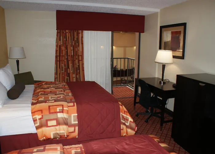 Hotel with pool: Wyndham Garden Stillwater