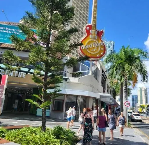 Vacation rental: 3 Bedroom Central Surfers Paradise Apartment