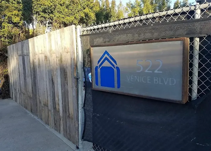 Hotel near College: Podshare Venice