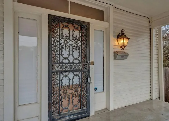 Vacation home: Exquisite Two-Story Home Located In Midtown