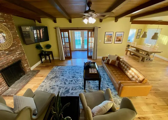 Pool Villa: Newer Ranch With Pool And Hot Tub Near The Strip And Freemont Street.