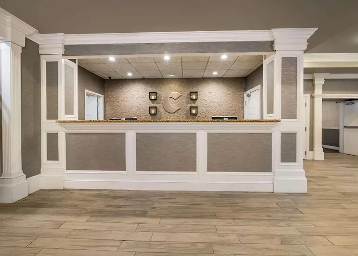 Pet Friendly hotel: Comfort Inn & Suites Plattsburgh - Morrisonville