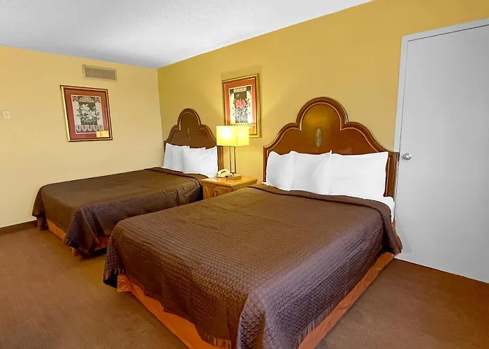 Cheap hotel: Golden Green Hotel By Oyo Charlotte