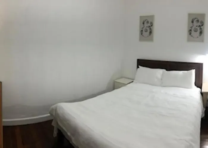B&B: Low Price Clean Linen And Free Stuff No 2 Plenty Of On Street Parking G1