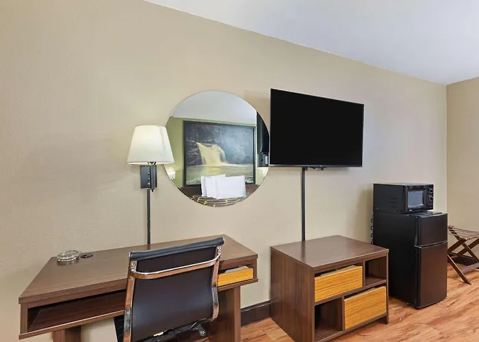 Pet Friendly hotel: Super 8 By Wyndham Kingsport