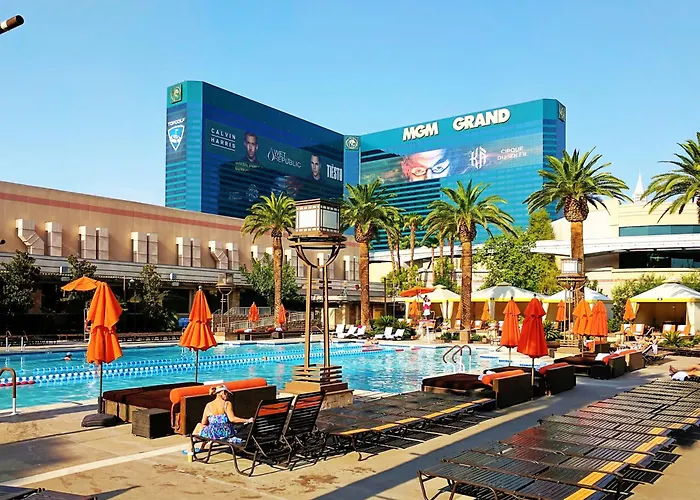 Ping pong hotels Strip & Sphere View - Separate Living Room - 2 Full Bath - Full Kitchen - Balcony - 900 Sqft - Mgm Signature