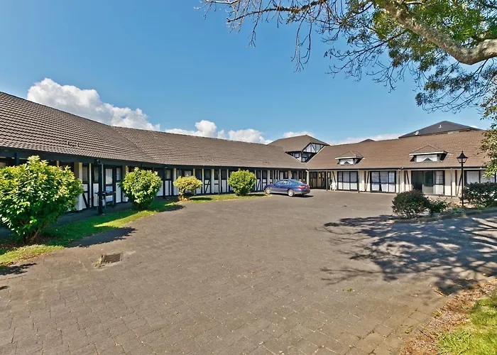 Oakwood Manor Motor Lodge