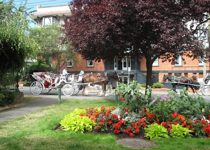 James Bay Inn , Suites & Cottage