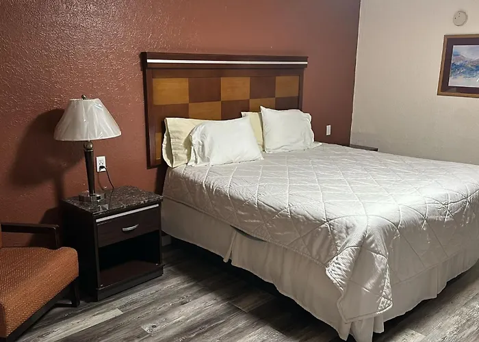 Hotel near College: Deluxe Inn Of Roswell
