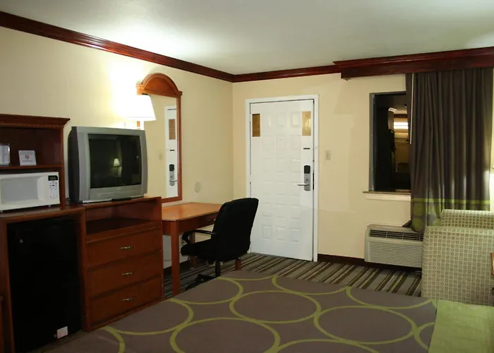 Super 8 By Wyndham San Marcos