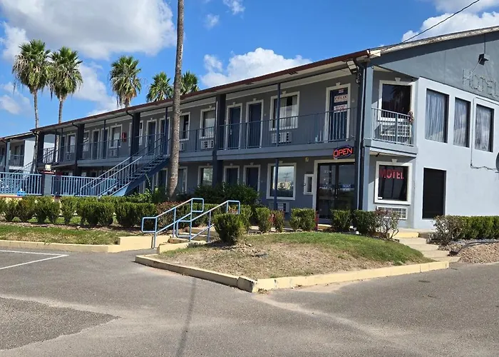 Cheap hotel: Deluxe Inn Airport