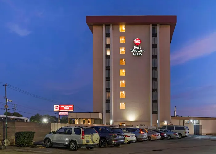 Hotel with pool: Best Western Plus Grosvenor Airport Hotel