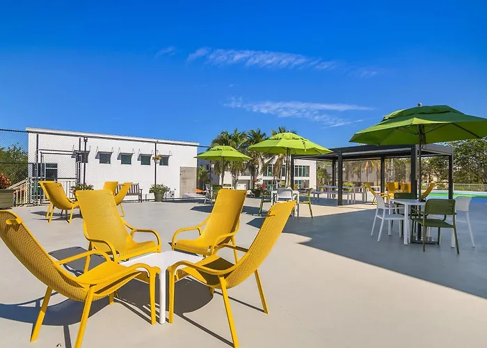 Naples Park Central Hotel