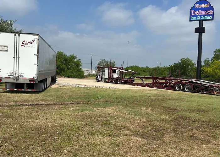 Cheap hotel: Deluxe Inn & Suites