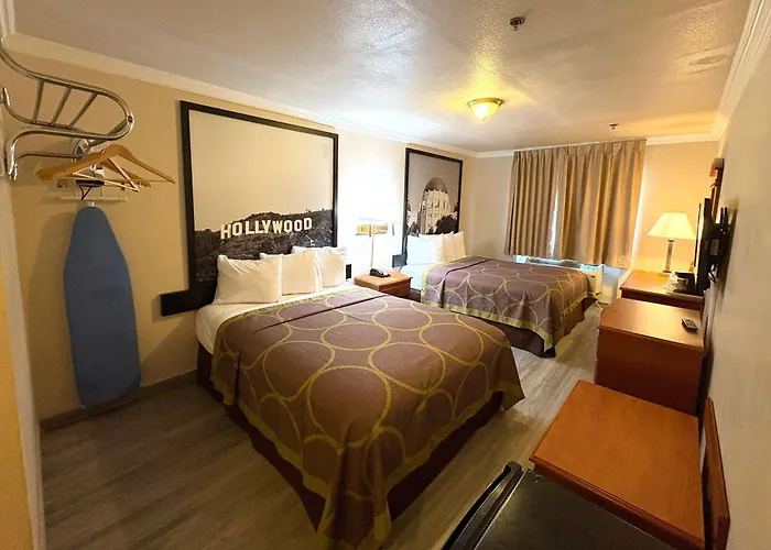 Super 8 By Wyndham Hollywood/La Area