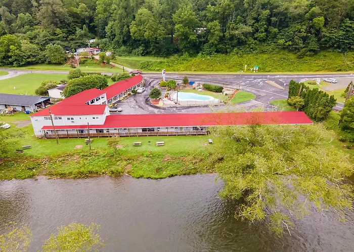 Pet Friendly hotel: Lloyd'S On The River Country Inn By Oyo