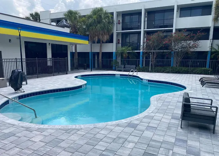 Days Inn & Suites By Wyndham Orlando Airport