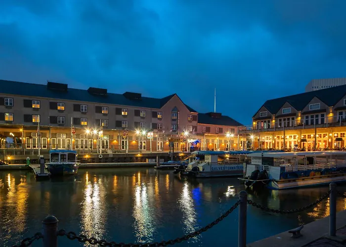Harbor House Hotel And Marina At Pier 21