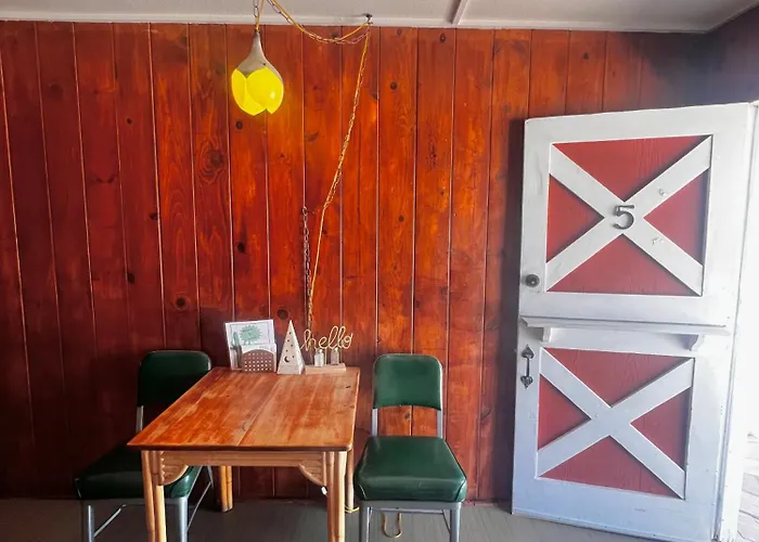 Room 5 - Downtown Joshua Tree Motel - Pet Friendly - Walk To Shops & Visitor Center, Minutes To Park Entrance