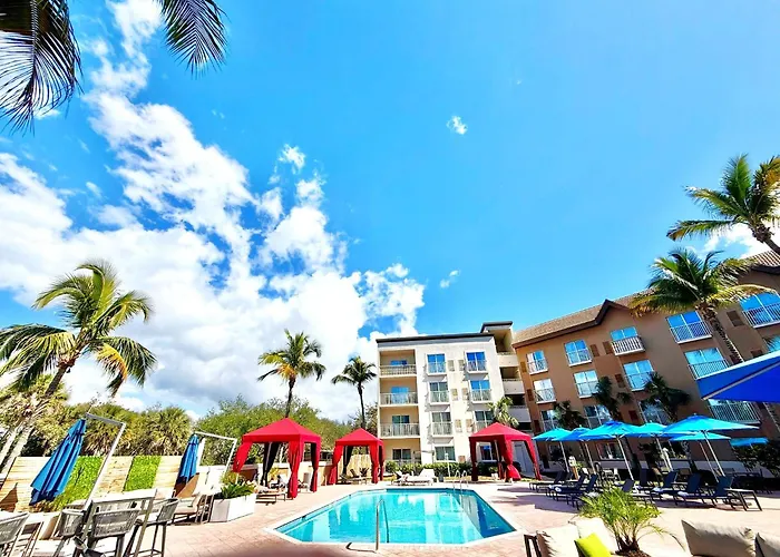 Holiday Inn Express & Suites Naples Downtown - 5Th Avenue By Ihg
