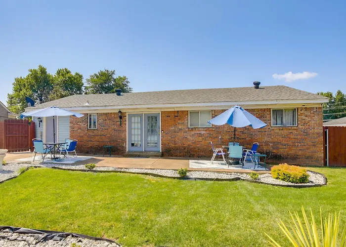 Vacation home: Cozy Corner In Memphis - 4 Miles To Graceland!