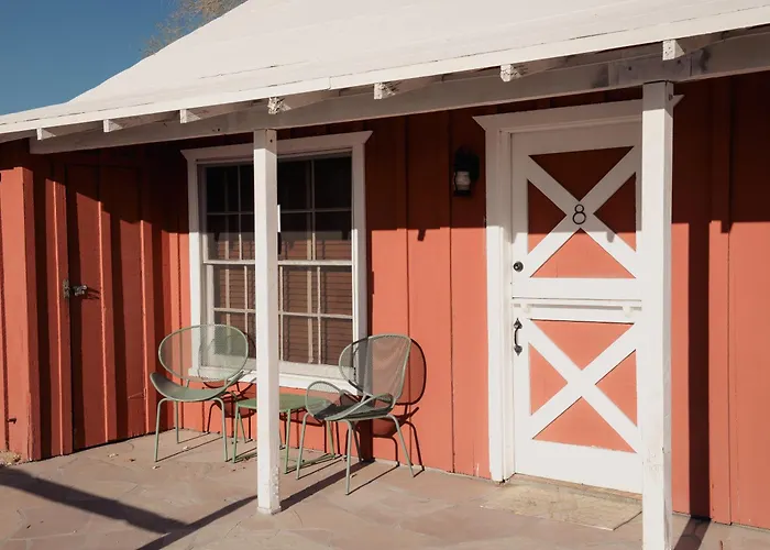 Room 8 - Downtown Joshua Tree Motel - Pet Friendly - Walk To Shops & Visitor Center, Minutes To Park Entrance