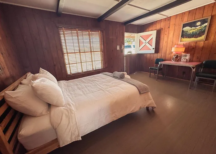 Room 6 - Downtown Joshua Tree Motel - Pet Friendly - Walk To Shops & Visitor Center, Minutes To Park Entrance