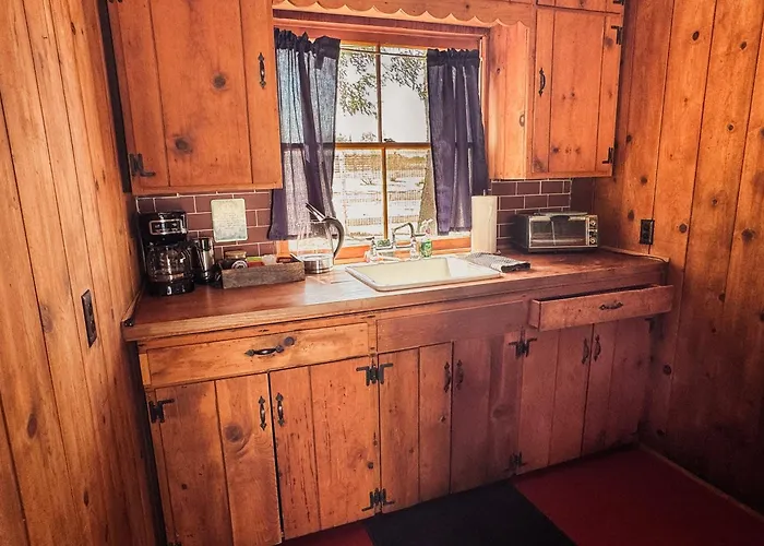 Room 4 - Downtown Joshua Tree Motel - Pet Friendly - Walk To Shops & Visitor Center, Minutes To Park Entrance