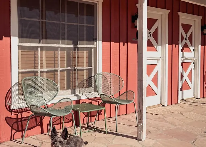 Room 4 - Downtown Joshua Tree Motel - Pet Friendly - Walk To Shops & Visitor Center, Minutes To Park Entrance