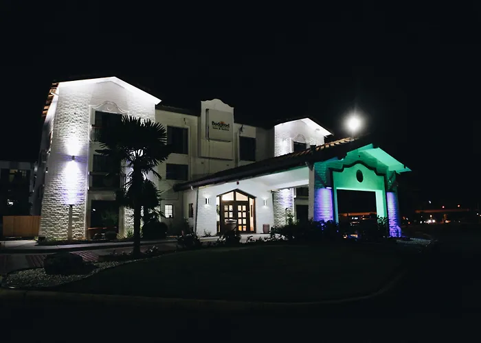 Pet Friendly hotel: All Seasons Inn & Suites