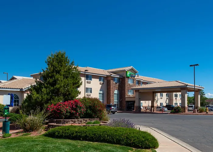 Holiday Inn Express & Suites Farmington Bloomfield By Ihg