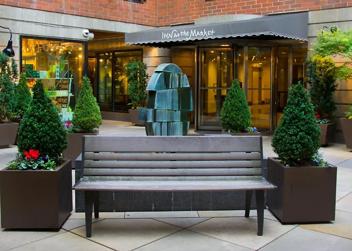 Hotel with pool: Inn At The Market