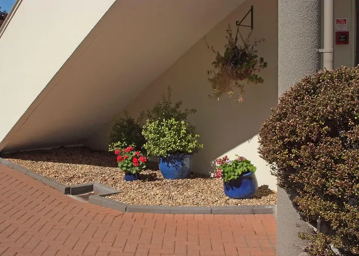 Luxury hotel only: Baycourt Lakefront Motel