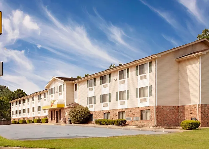 Cheap hotel: Super 8 By Wyndham Fayetteville