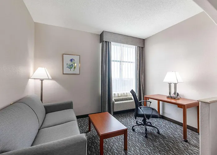 Hotel near College: Quality Suites Austin South Street Elmo District