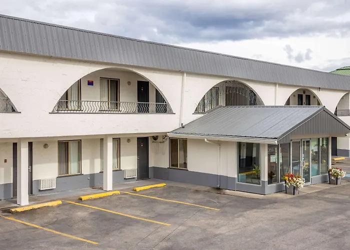 Сity center hotels Howard Johnson By Wyndham Downtown Kamloops