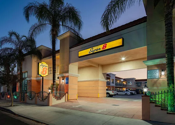 Super 8 By Wyndham North Hollywood