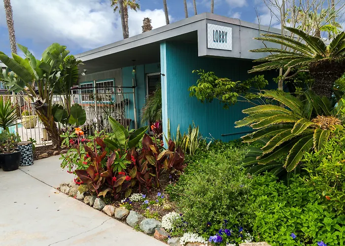 Hotel with pool: Ocean Villa Inn