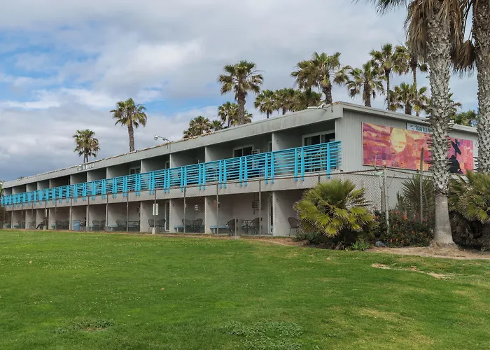 Hotel with pool: Ocean Villa Inn